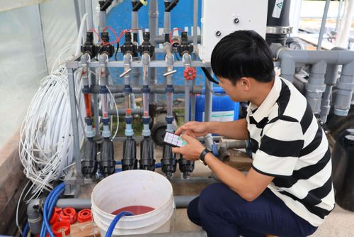 Tích hợp công nghệ IoT và cảm biến, cho phép người nông dân theo dõi và điều khiển các yếu tố môi trường (nhiệt độ, độ ẩm, ánh sáng, CO₂) từ xa qua điện thoại hoặc máy tính