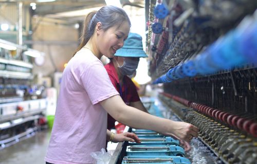 Phụ nữ ở vùng Bảo Lộc thành công với công việc nuôi tằm, kéo tơ tạo ra sản phẩm tơ lụa thượng hạng