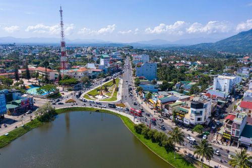 Vùng đất B'Lao xưa và nay là đô thị Bảo Lộc. Ảnh: NSNA Võ Đình Quýt