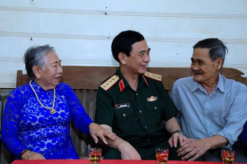 Đại tướng Phan Văn Giang, Ủy viên Bộ Chính trị, Phó Thủ tướng Chính phủ, Bộ trưởng Bộ Quốc phòng thăm hỏi, động viên gia đình chính sách tại xã Nhân Cơ, tỉnh Lâm Đồng