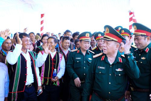 Đại tướng Nguyễn Trọng Nghĩa, Ủy viên Bộ Chính trị, Chủ nhiệm Tổng cục Chính trị Quân đội Nhân dân Việt Nam thăm, động viên quân dân biên giới Quảng Trực, tỉnh Lâm Đồng