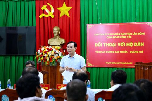 Chủ tịch UBND tỉnh Lâm Đồng Hồ Văn Mười đối thoại với các hộ dân ở phường Đông Gia Nghĩa bị ảnh hưởng thu hồi đất phục vụ đường Đạo Nghĩa - Quảng Khê (Ảnh: Dương Phong)