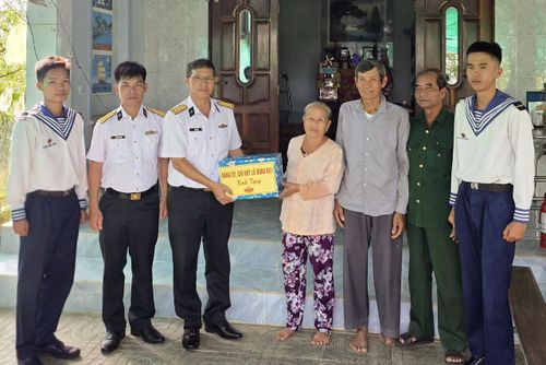 Lữ đoàn 681 thăm hỏi, tặng quà bà Nguyễn Thị Lượm (xã Tuyên Quang), người hoạt động kháng chiến bị địch bắt tù đày