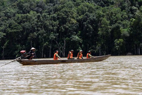 Cán bộ Ban Quản lý rừng phòng hộ Sêrêpôk tuần tra trên hồ Thủy điện Krông Nô 3, tỉnh Lâm Đồng nơi có khu vực rừng giáp ranh với tỉnh Đắk Lắk dịp Lễ 2/9