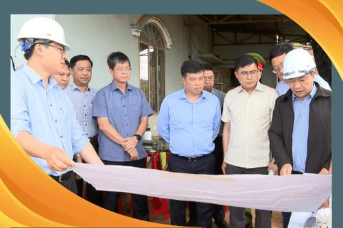 Ủy viên Ban Chấp hành Trung ương Đảng, Bí thư Tỉnh ủy Lâm Đồng Y Thanh Hà Niê Kđăm kiểm tra thực tế khu vực cao tốc Bảo Lộc - Liên Khương, đoạn qua xã Bảo Lâm 2 (Ảnh: Bùi Trung)