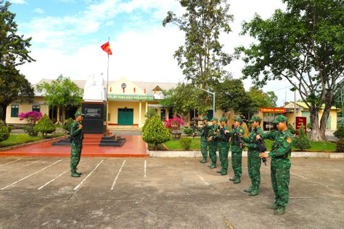 Ngay từ sáng sớm, tổ tuần tra thuộc Đồn Biên phòng Nậm Na đã chuẩn bị đầy đủ quân tư trang, vũ khí, trang bị trước khi lên đường tuần tra bảo vệ đường biên, cột mốc