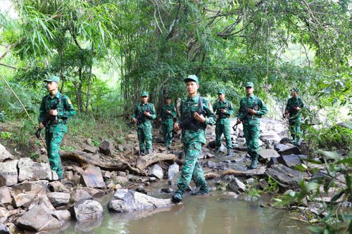 Qua những con dốc, đoạn đường rừng và dọc suối Đắk Đam, đội hình tuần tra luôn duy trì cảnh giới