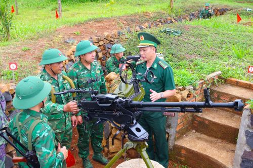 Đại tá Nguyễn Thành Đính, Chỉ huy trưởng Ban Chỉ huy BĐBP tỉnh Lâm Đồng kiểm tra công tác huấn luyện, sẵn sàng chiến đấu