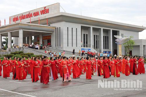 Phụ nữ xã Gia Viễn tham gia đồng diễn dân vũ tại Ngày hội Văn hoá - Thể thao năm 2026 của địa phương.