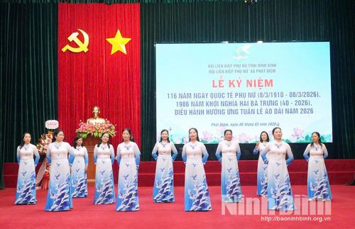 Phụ nữ xã Phát Diệm tham gia biểu diễn dân vũ tại Lễ kỷ niệm ngày Quốc tế Phụ nữ năm 2026.