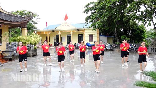 Câu lạc bô dân vũ thôn Nhân Phúc, xã Nam Lý thu hút đông đảo chị em phụ nữ tham gia.