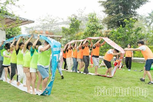 Du khách tham gia hoạt động vui chơi tập thể tại Lương Sơn Cảnh Homestay, xã Liên Sơn.