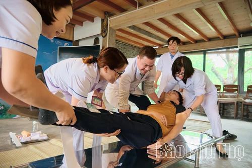 Thực hành kỹ năng sơ cứu, cứu hộ tại lớp tập huấn chuyên môn môn Dù lượn, Diều bay năm 2026.