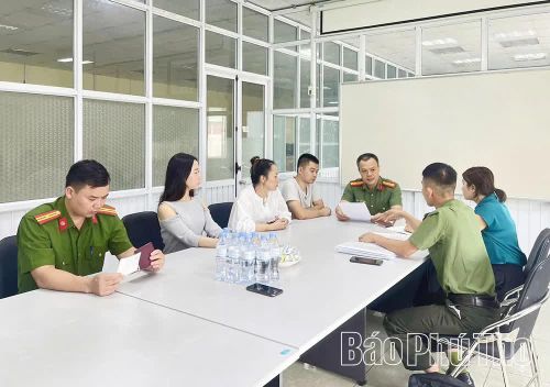 Lực lượng chức năng kiểm tra việc chấp hành các quy định về lưu trú tại cơ sở kinh doanh trên địa bàn xã Liên Sơn.