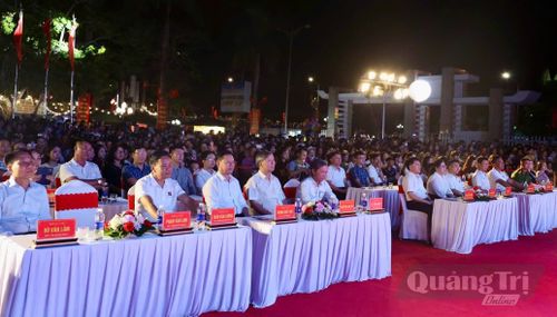  Các đại biểu tham dự chương trình nghệ thuật - Ảnh: H.C