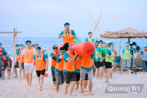 Bãi biển Nhật Lệ thu hút nhiều du khách đến vui chơi, trải nghiệm - Ảnh: Q.N