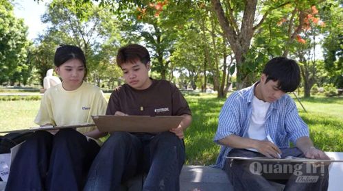 Các thành viên CLB Trạm Ký thực hiện ký họa tại Thành cổ Quảng Trị - Ảnh: A.T
