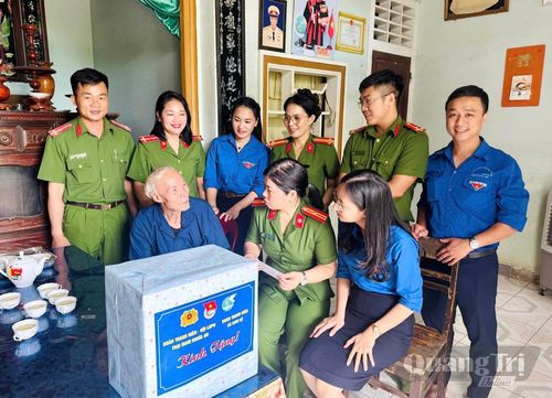 Đoàn xã Cam Lộ thăm hỏi gia đình chính sách - Ảnh: H.N