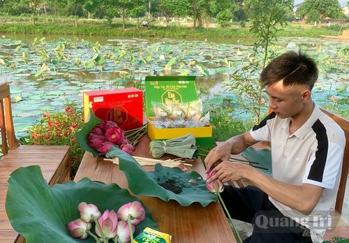 Anh Lê Duy Trinh chế biến sản phẩm trà sen - Ảnh: H.N