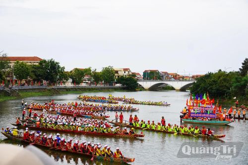 Năm nay, lễ hội có 8 thuyền đua nữ, 21 thuyền bơi nam tham gia - Ảnh: X.P