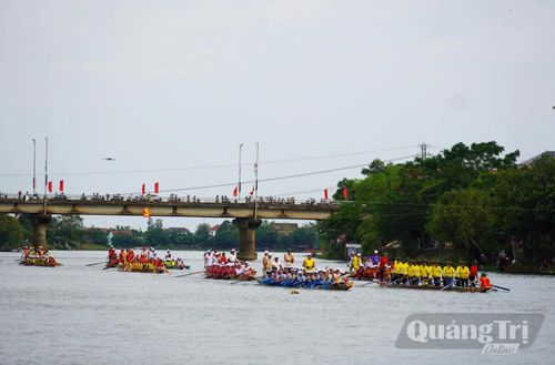 Điểm mới của lễ hội đua, bơi thuyền truyền thống trên sông Kiến Giang năm nay là lễ diễu hành được tổ chức vào chiều 1/9 - Ảnh: X.P
