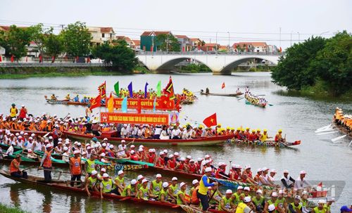 Các đội bơi tham gia diễu hành - Ảnh: X.P