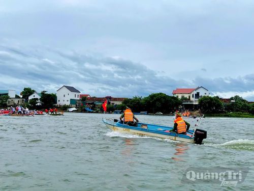 Lực lượng Công an xã Lệ Thủy tăng cường tuần tra, kiểm soát trên sông Kiến Giang - Ảnh: H.C