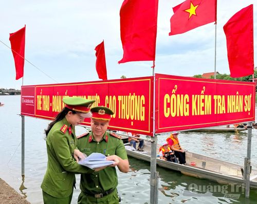 Công an xã Lệ Thủy phân công lực lượng bám sát từng địa bàn, từng vị trí trọng điểm - Ảnh: H.C