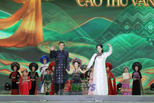 Đêm hội có sự góp mặt của nhiều nghệ sĩ, diễn viên các thế hệ.