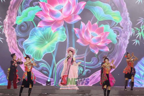 Ca sĩ Hòa Minzy biểu diễn tại đêm hội.