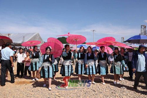 Sắc màu trang phục dân tộc Mông tại xã Lóng Sập.