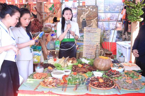 Mâm cỗ xã Ngọc Chiến.