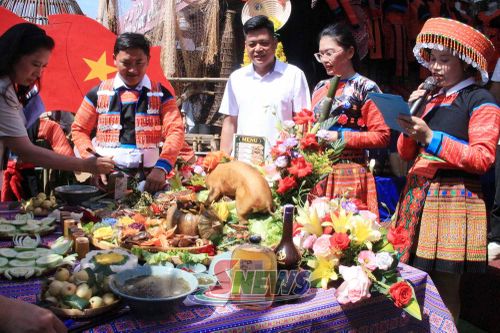 Ban giám khảo chấm mâm cỗ xã Tà Xùa.