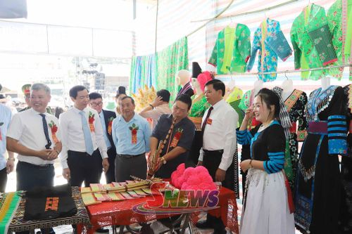 Các đại biểu tham quan gian hàng.