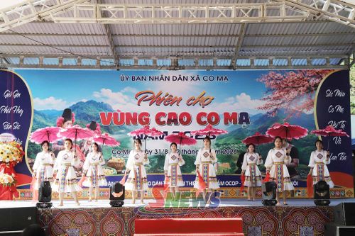 Tiết mục văn nghệ mang bản sắc văn hóa dân tộc Mông.
