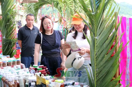 Du khách tham quan, mua sản phẩm OCOP.