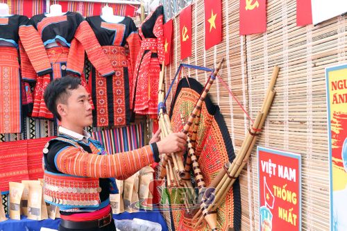 Trưng bày khèn của dân tộc Mông xã Tà Xùa.