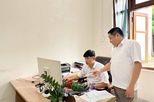 Công chức Phòng Nông nghiệp và Môi trường xã Mường La thực hiện nhiệm vụ chuyên môn.