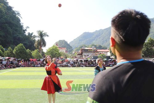 Lãnh đạo phường Mộc Châu trải nghiệm ném pao.