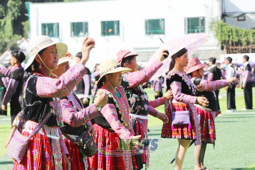 Phụ nữ Mông tham gia ném pao.