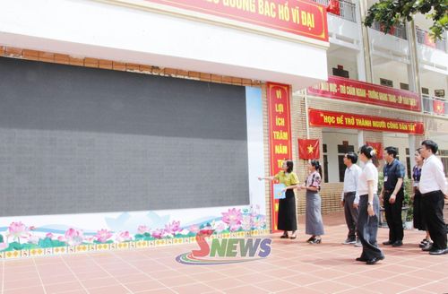 Trường THCS Hoàng Quốc Việt lắp đặt màn hình LED cho hoạt động tập thể.