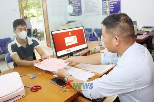 Cán bộ Trung tâm phục vụ hành chính công xã Mường Cơi giải quyết thủ tục hành chính cho nhân dân.