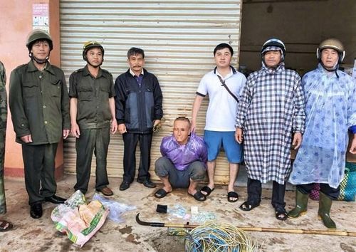 Đối tượng B.N.T bị công an bắt giữ để điều tra về hành vi cắt trộm dây điện. Ảnh: Công an xã Hòa Ninh