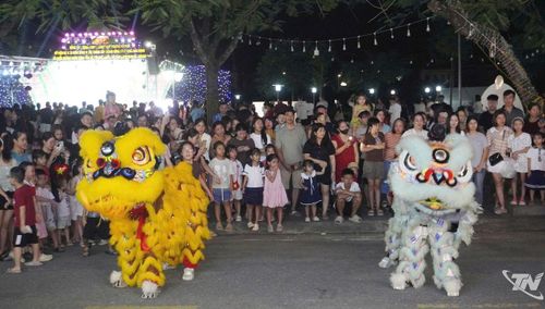 Các hoạt động nghệ thuật đường phố thu hút đông đảo người dân tham gia.