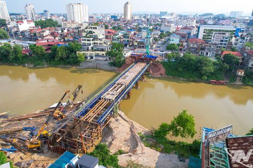 Với tổng mức đầu tư hơn 2.100 tỷ đồng, 3 cây cầu gồm: Quang Vinh 1, Quang Vinh 2 và Gia Bảy đang được Thái Nguyên triển khai xây dựng, góp phần hoàn thiện mạng lưới giao thông, mở rộng không gian đô thị và tạo động lực phát triển kinh tế - xã hội hai bên bờ sông Cầu. Trong ảnh: Thi công Dự án cầu Gia Bảy.