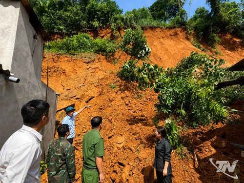 Lực lượng chức năng kiểm tra tại khu vực sạt lở.