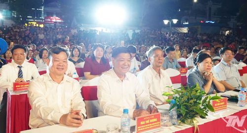 Đồng chí Hoàng Duy Chinh, Ủy viên Ban chấp hành Trung ương Đảng, Phó Chủ tịch Thường trực Hội đồng Dân tộc của Quốc hội và các đại biểu tham dự chương trình.