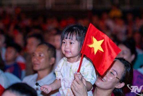 Đông đảo nhân dân và du khách đến tham dự chương trình.
