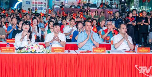 Các đồng chí lãnh đạo tỉnh Thái Nguyên và đại biểu tham dự chương trình.
