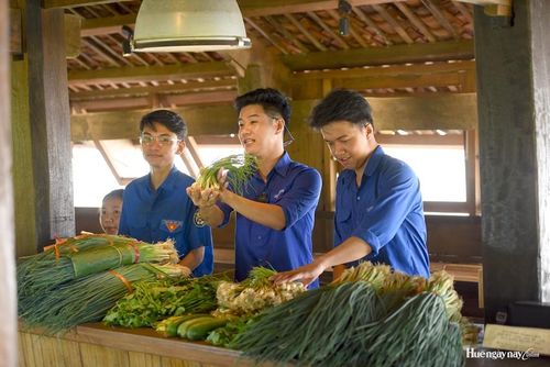  Thanh niên phường Hương An tổ chức livetream bán nông sản cho người dân.